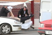 La víctima es trasladada por los servicios funerarios tras el crimen que se produjo en Villaobispo en el año 2008. NORBERTO