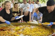 La tradicional paellada fue el acto central de la festividad que debe adaptarse a los nuevos timepos. ACACIO