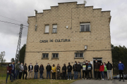 Foto de familia de los alumnos del curso junto con Morán y al resto de presentes. FERNANDO OTERO