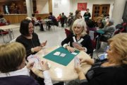 Toñi, en el centro de la imagen, no falta a la cita con sus amigas para jugar una partida de cartas