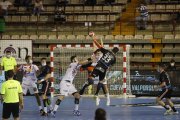 Los jugadores del Abanca Ademar y el Sinfín se vieron obligados a jugar con mascarilla todo el partido tras la normativa anticovid impuesta por la Junta. JESÚS F. SALVADORES