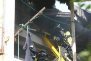 Una grúa ayudó a los bomberos a sofocar el fuego en el tejado de las viviendas.