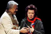 El actor Paco Valladares entrega el premio «Toda una vida» a María Asquerino
