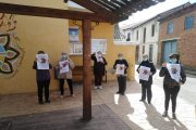 Vecinos de Carral de la Vega en la concentración del pasado sábado ante el consultorio. DL