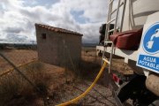 Un camión cisterna rellena uno de los depósitos en Santa Catalina de Somoza. RAMIRO