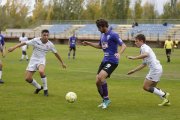 Un momento del partido de fútbol entre Cultural B y La Bañeza FC. FERNANDO OTERO PERANDONES