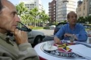 De izquierda a derecha, Ramón Díez y Pedro Rabanillo en una cafetería del centro de la ciudad