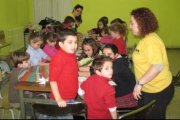 Los más pequeños disfrutan con la realización de sus propios adornos navideños