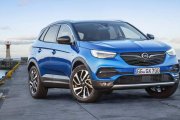 Salpicadero ‘herencia Astra’ y paquete «All Road» con control de tracción «intelliGrip» unido a neumáticos M+S. La vista zaguera evidencia la estética deportiva general del nuevo Opel Grandland X