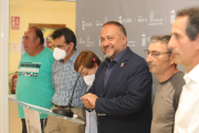 En el centro, Courel y Beatriz Anievas, del Banco de Tierras, con los socios de Huertas del Sil. Su portavoz, Arias, a la derecha. L. DE LA MATA