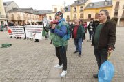 Megáfono en mano, los huelguistas se hicieron notar durante la presentación del camión. L. DE LA MATA