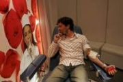 Un visitante dona sangre dentro de la obra interactiva de Alicia Framis