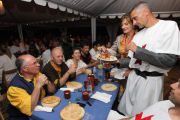 La zona palacial del Castillo de Ponferrada acogió anoche a los comensales, con ropajes medievales, que acudieron a la cena templaria.