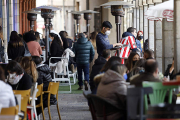 Los hosteleros podrán seguir con las terrazas en aparcamientos y la vía pública hasta que remita la situación epidemiológica. MARCIANO PÉREZ