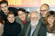El director Gonzalo Suárez rodeado por los actores de su película «Oviedo Express»