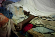 Una mujer yace muerta en su cama tras sucumbir al cólera.