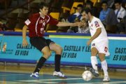 Chano pugna por hacerse con el esférico a pesar de la oposición de un jugador del equipo zaragozano