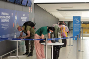 Viajeros rellenan papeles sobre el covid en el aeropuerto de Fiumicino, Roma. TELENEWS