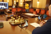 Primera rueda de prensa telemática del alcalde de León, ayer en el salón de plenos de San Marcelo. RAMIRO