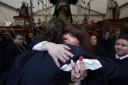 La tradición  pasa de padres a hijos en León, que vive y siente estos días como algo muy suyo. En la imagen, dos cofrades del Sacramentado se abrazan tras suspenderse la procesión. JESÚS F. SALVADORES