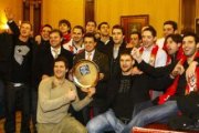 Los jugadores rinden homenaje a Jordi Ribera mientras los aficionados coreaban en la plaza de San Ma