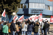 Concentración de los trabajadores frente a Ovejero. MARCIANO PÉREZ