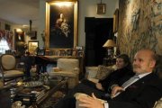 Francisco López de Becerra y Solé y Pilar-Paloma de Casanova Barón posan en la sala principal de su residencia madrileña, decorada con tapices únicos y cuadros de Murillo, Goya o Rafael Mengs similares a los que hay en los grandes museos del mundo.