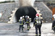 Los bomberos en plena práctica en uno de los túneles. DL