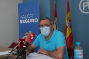 Adolfo Canedo, ayer en la sede del PP de Ponferrada. ANA F. BARREDO