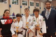Los judocas leoneses posan con su entrenadora al término del torneo internacional de Villares. DL