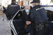 El acusado saliendo ayer del vehículo policial para entrar en la Audiencia Provincial de León. RAMIRO