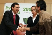 El director general de Política Social, Jesús Fuertes, entrega una mención honorífica a Isabel Grañe
