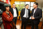Los concejales de Cacabelos, junto con José Luis Ramón y el alcalde José Manuel Sánchez