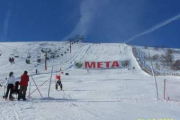 Uno de los participantes en el campeonato de esquí cruza la meta en la estación de Leitariegos