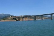 Embalse de Riaño y su viaducto que finaliza justo a la entrada del pueblo