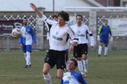 Óscar Rueda trata de superar a un jugador del Santovenia