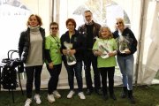 Las ganadoras del concurso de postres posaron con su trofeos y las autoridades. CAMPOS