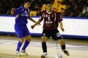 Amrani intenta escaparse de la férrea defensa de un rival en el encuentro jugado ayer en el Palacio