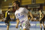 El extremo leonés Juanín García celebra en el Palacio de Deportes uno de los goles que ha logrado esta temporada. JESÚS F. SALVADORES