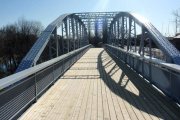 El puente salva ahora el río Argañoso en el área recreativa de la localidad, tras años de servicio en la carretera de Pandorado. A. Valencia