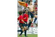 Morientes celebra su primer gol en el Mundial seguido de Hierro y Puyol