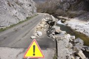 Los daños del temporal en la carretera de Lois.