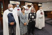 Concepción de Vega y Rogelio Pacios, rodeados de representantes de las órdenes templarias, ayer en el Ayuntamiento. L. DE LA MATA