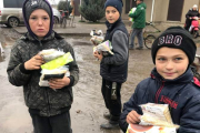 Niños de Nadezhviska con ayuda humanitaria. GERVASIO SÁNCHEZ