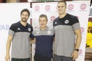 Erwin Feuchtmann y Drew Donlin posan junto a Manolo Cadenas tras su primer entrenamiento. RAMIRO.