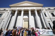 Activistas LGTBIQ+ celebraban el 16 de febrero la aprobación de la Ley Trans en el Congreso de los Diputados. JAVIER LIZON