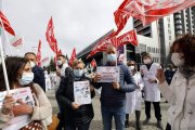 Concentración de sanitarios frente al Hospital de León. MARCIANO PÉREZ