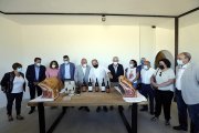 Carnero, junto a Gordón y otras autoridades en la visita ayer a Bodegas Gordón Ferrero. MARCIANO PÉREZ