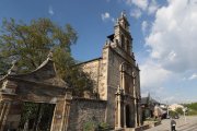 Cacabelos es un municipio rico en patrimonio arquitectónico y son múltiples los elementos que recuerdan que es tierra vinícola, como la estatua del vendimiador, y que es Camino de Santiago. Importante es también su fortuna arqueológica.