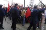 La policía tuvo que apartar a los estudiantes de las puertas de la Junta y amagó con intervenir